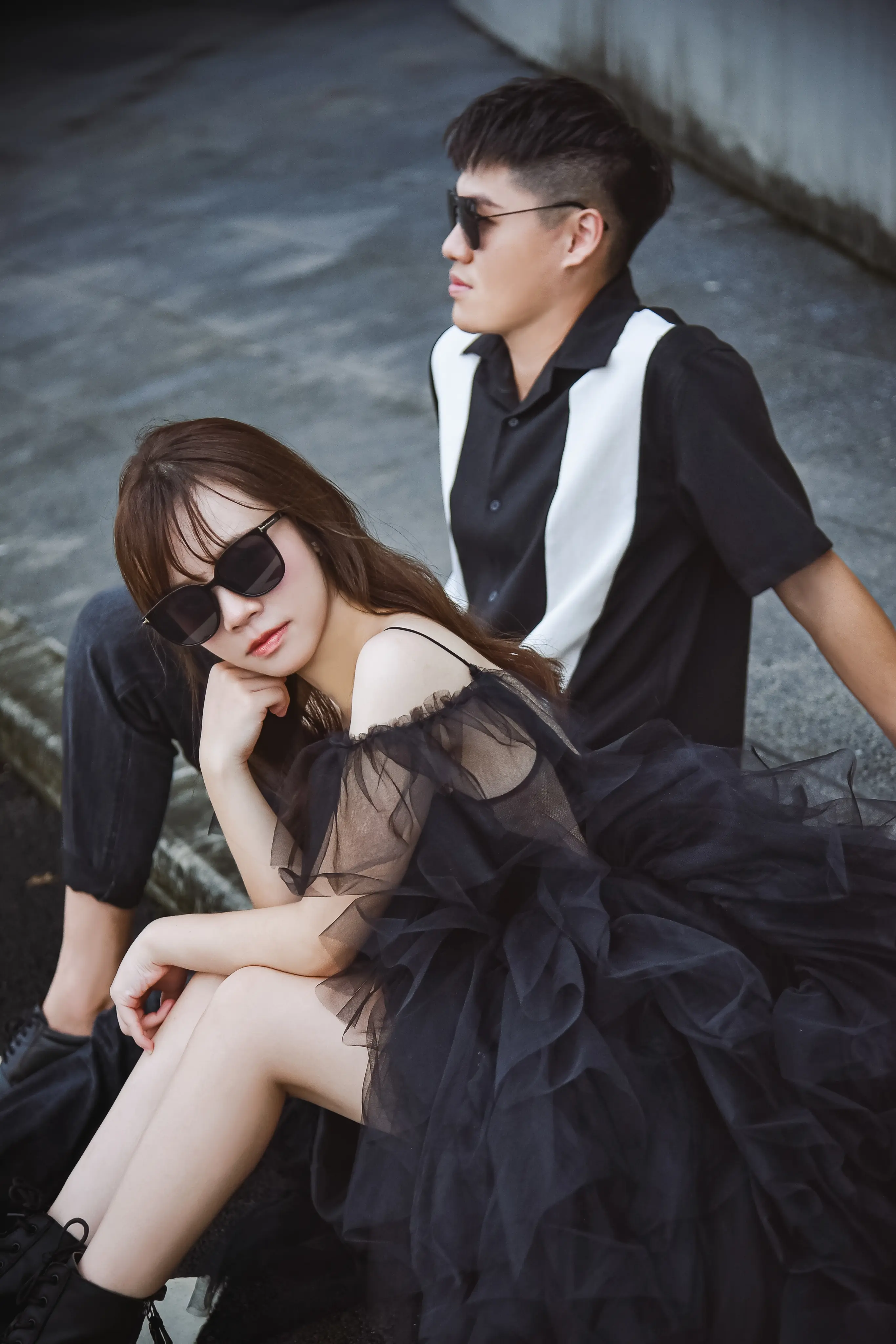個性婚紗攝影：新人穿黑色禮服與西裝親密坐在一起