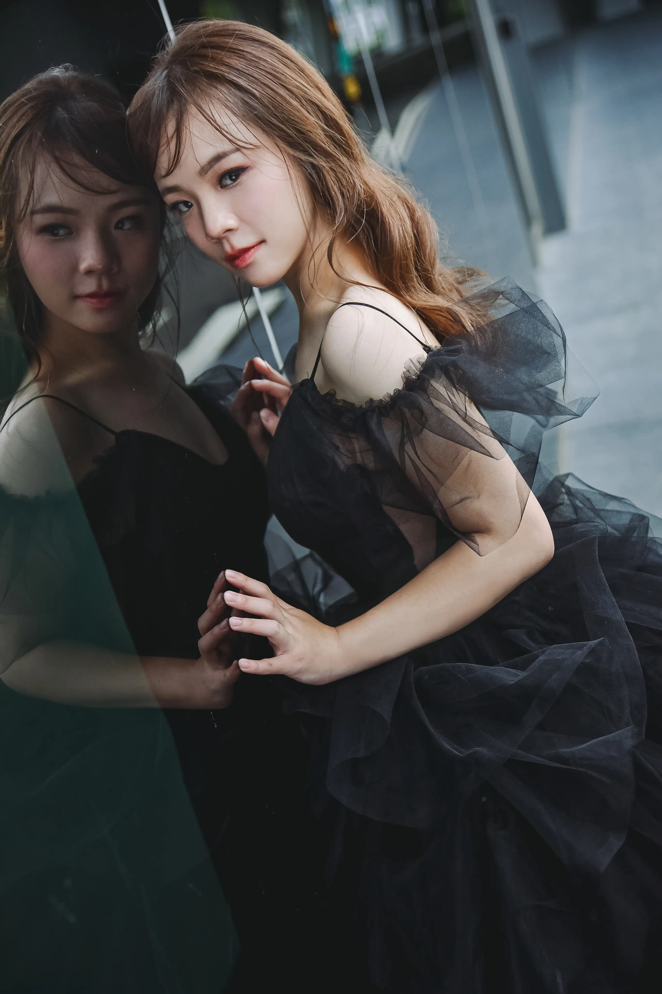 黑紗藝術照：穿黑色禮服的新娘在玻璃倒影旁側身入鏡