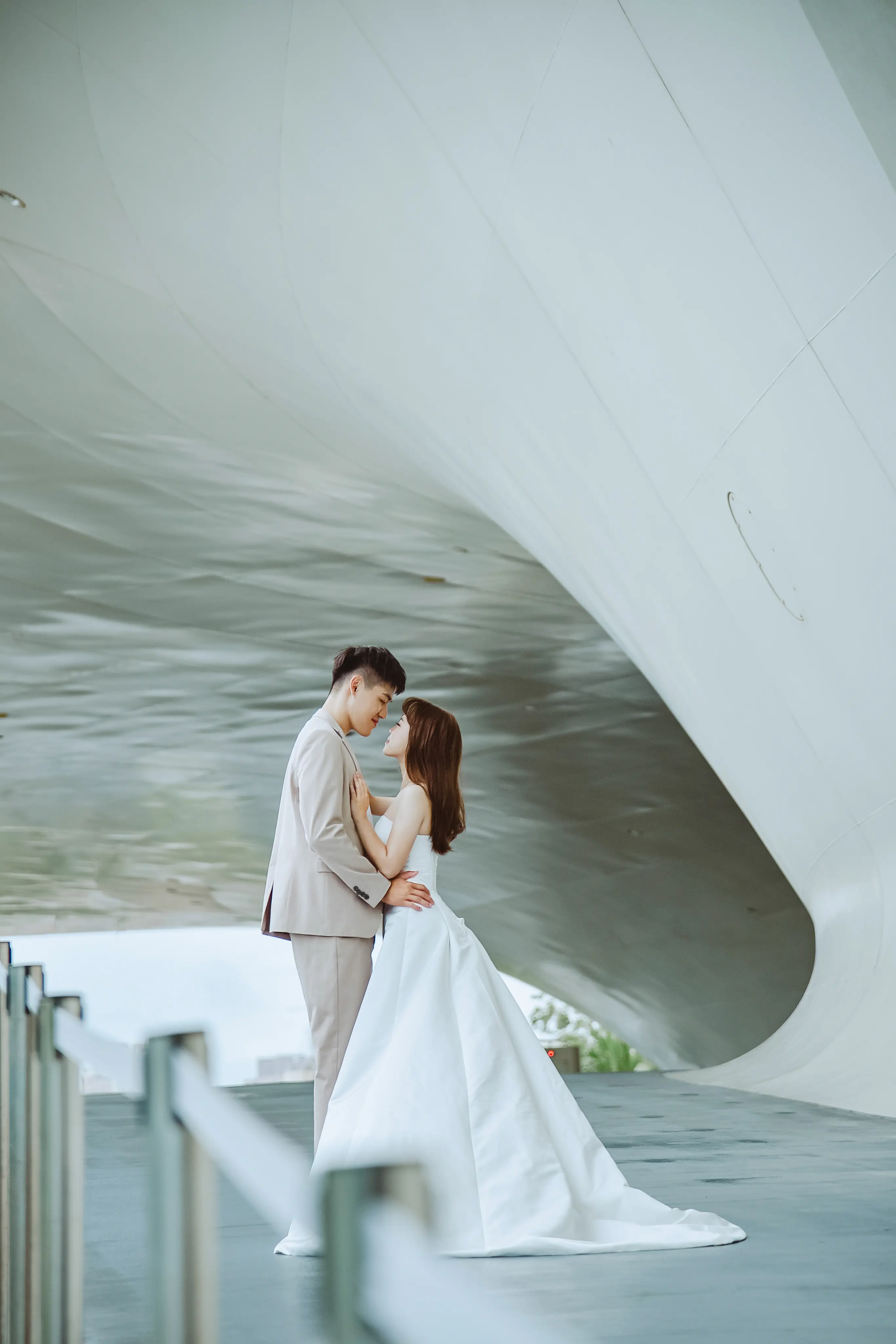 時尚白紗攝影：新娘穿著白色婚紗站在弧形建築前