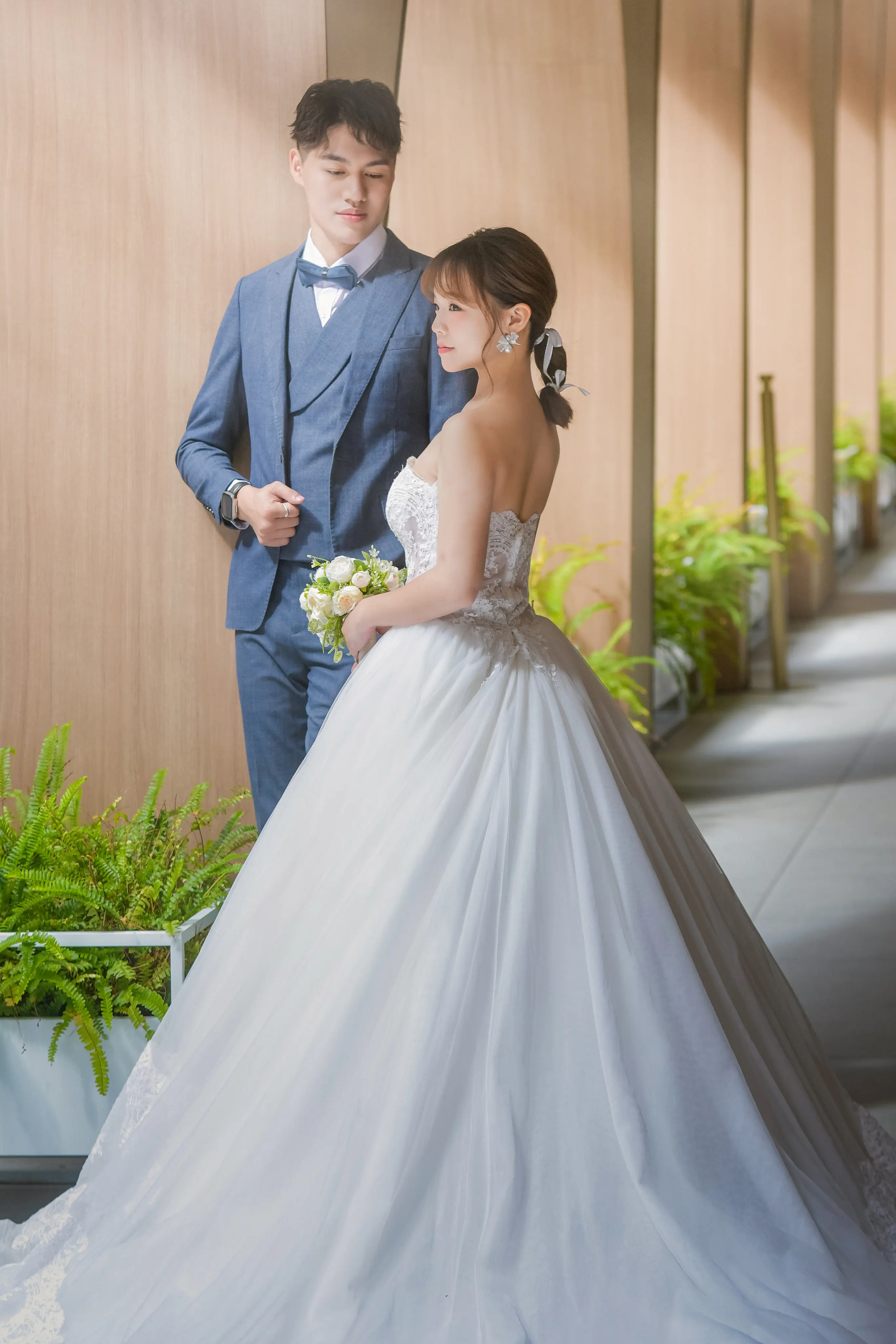 浪漫室內婚紗：新娘穿白色蓬裙婚紗，與西裝新郎並肩合影