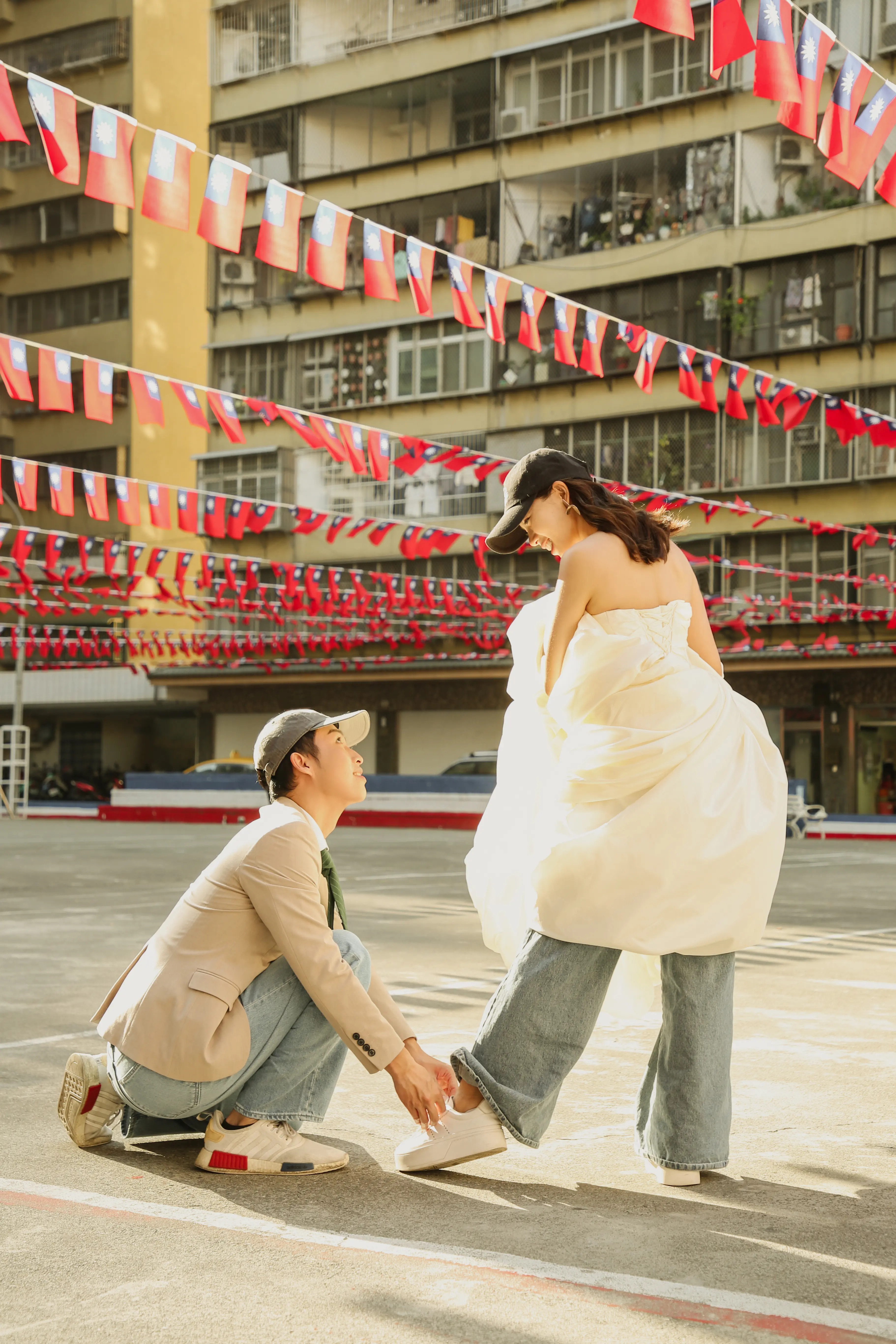 高雄復古公寓婚紗照，新人在陽台自然互動