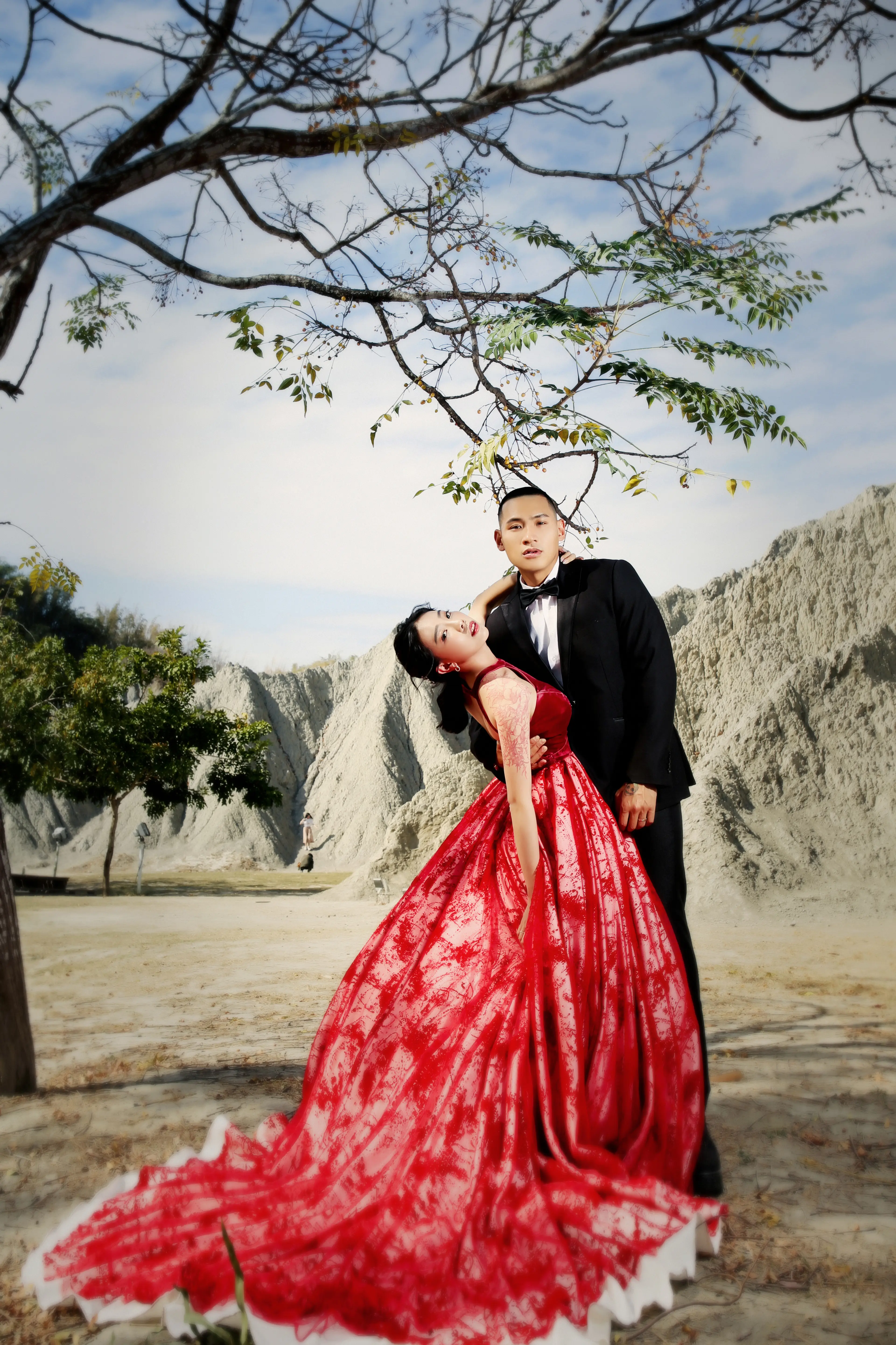 高雄時尚婚紗攝影，紅色禮服展現高級感婚紗氛圍