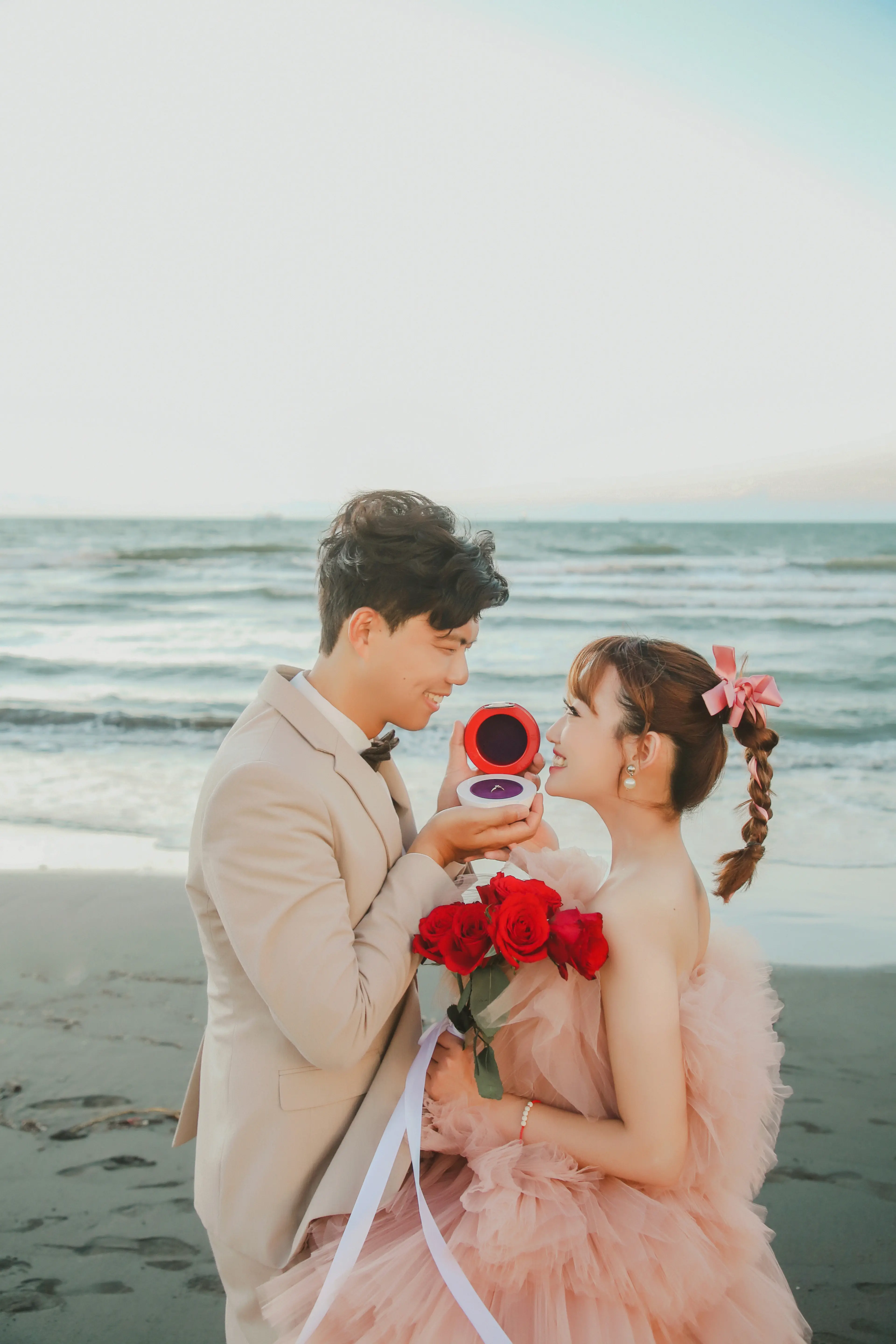 高雄婚紗攝影，海景婚紗近距離合影留下幸福回憶