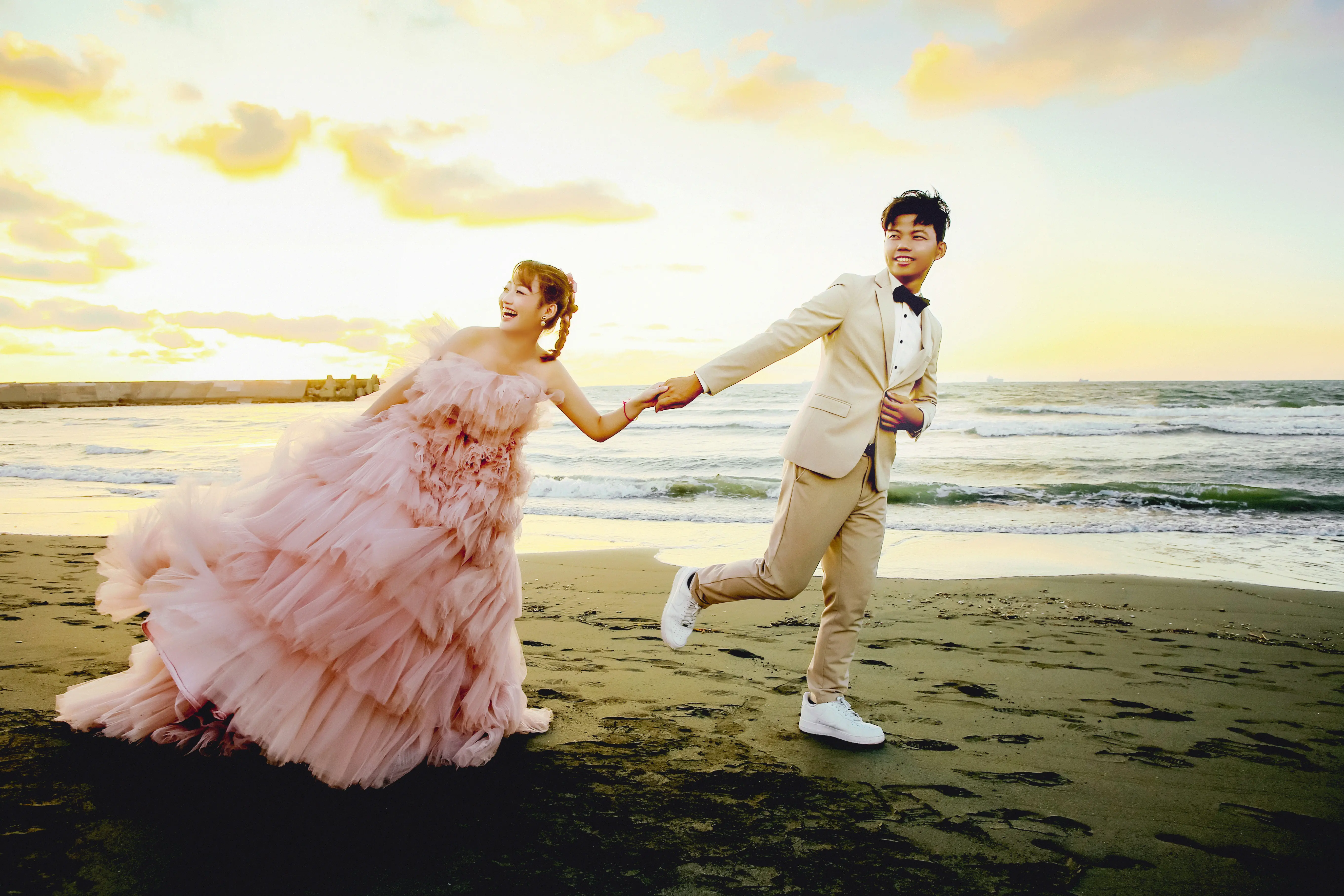 高雄婚紗攝影，夕陽海邊婚紗照紀錄新人奔跑互動