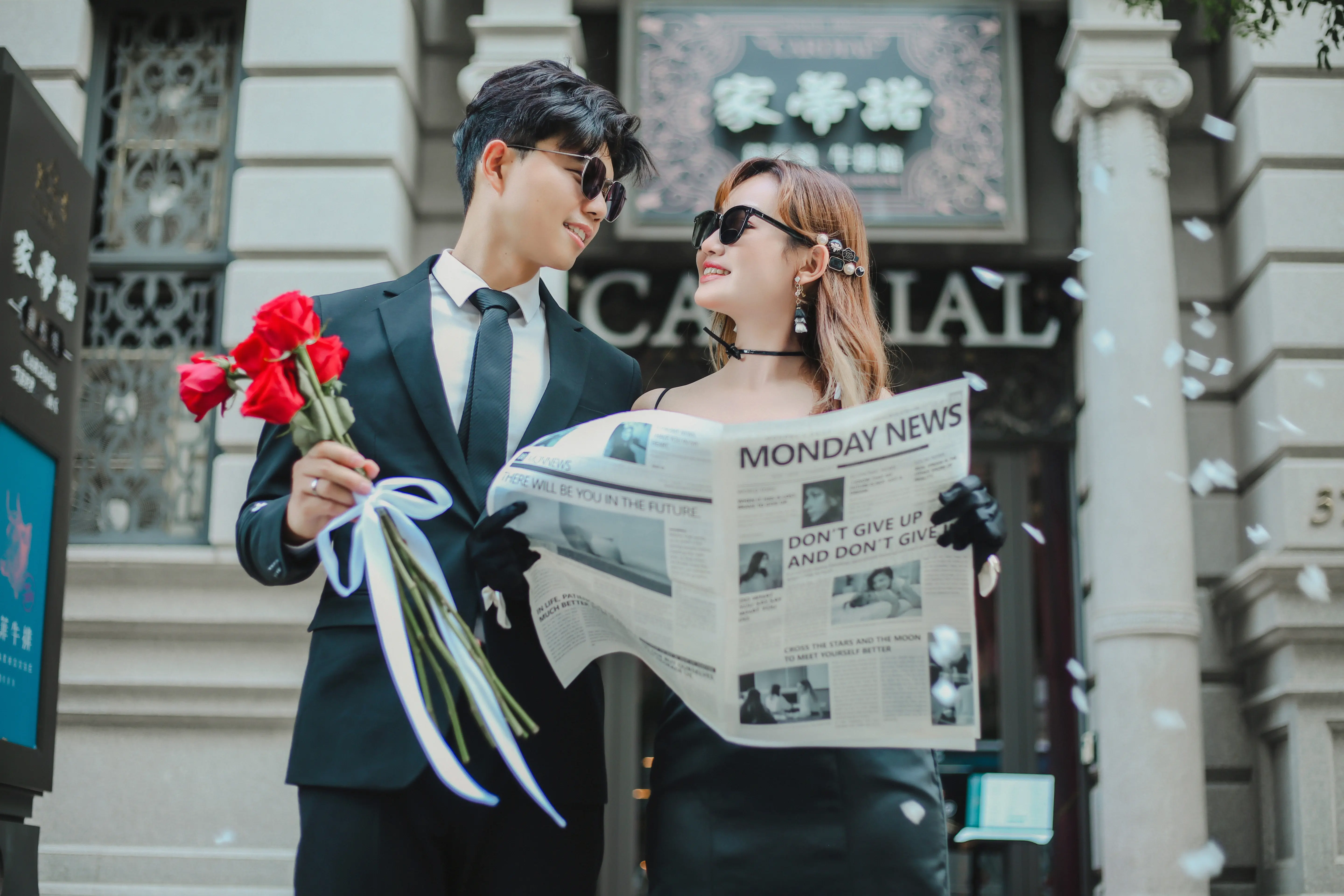 高雄婚紗攝影，黑色禮服新人手持報紙自然互動，展現時尚婚紗寫真風格