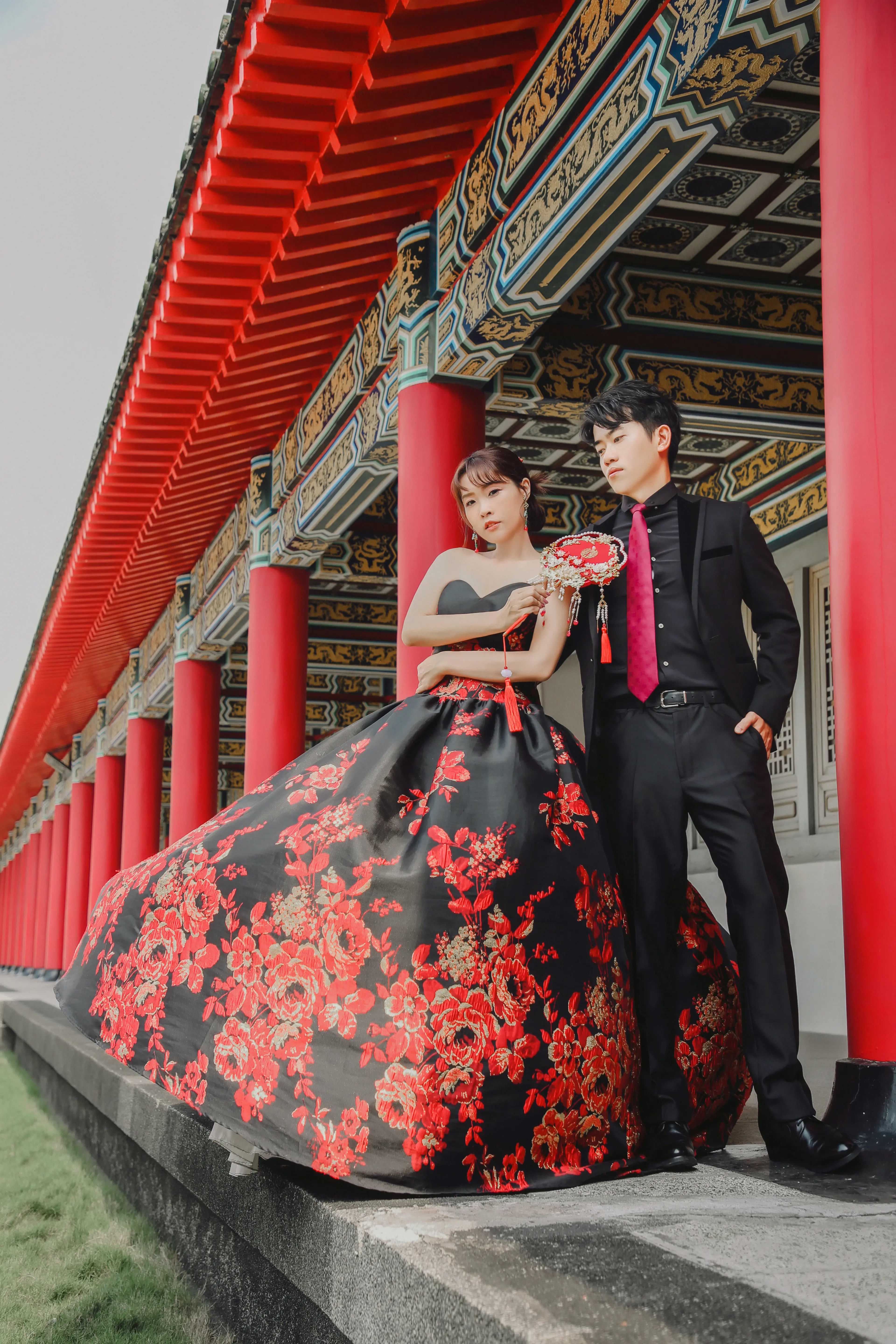 高雄中式婚紗攝影，黑紅禮服婚紗作品，展現優雅氣質