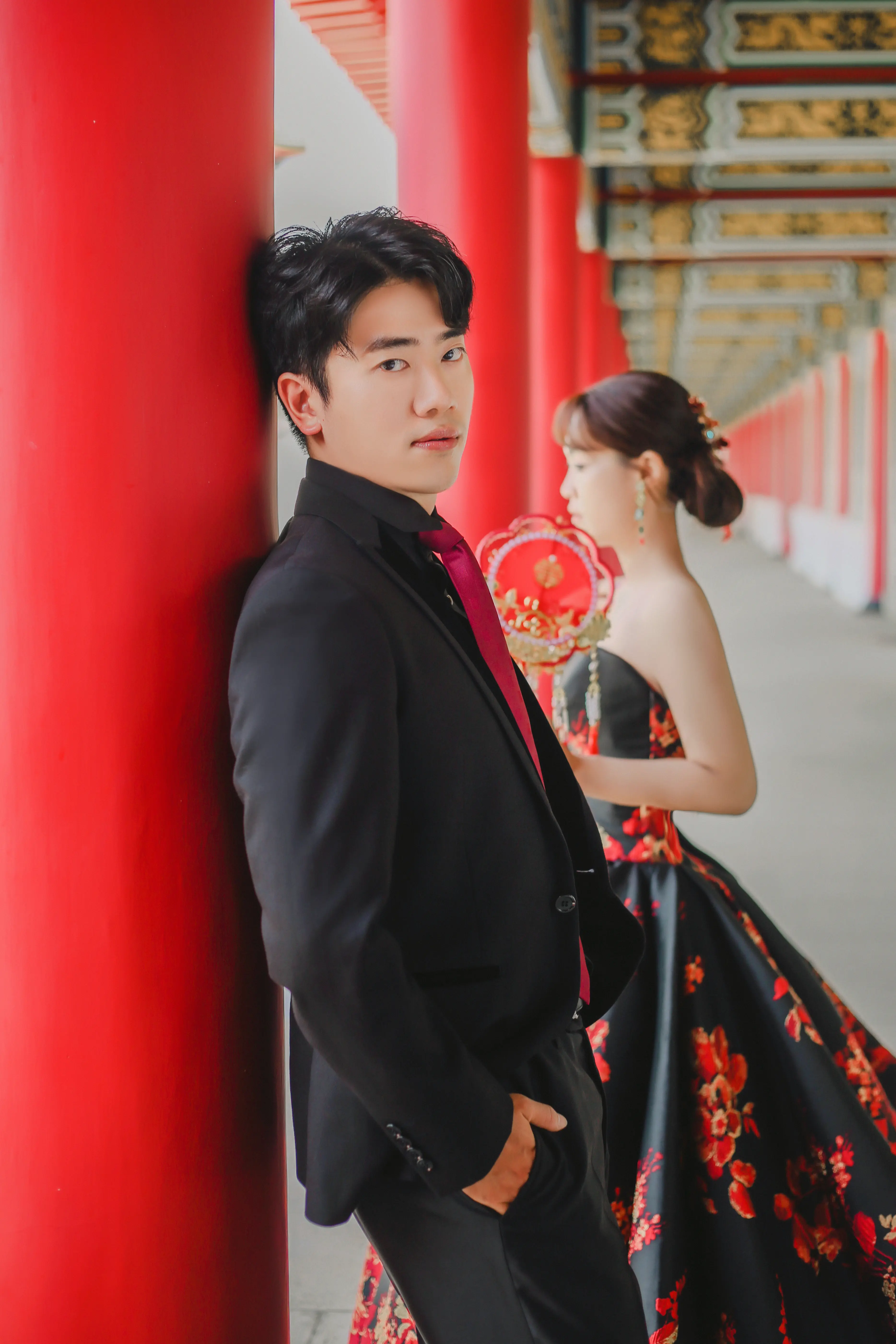 高雄中式婚紗攝影，紅色長廊新人婚紗照，展現東方典雅氛圍