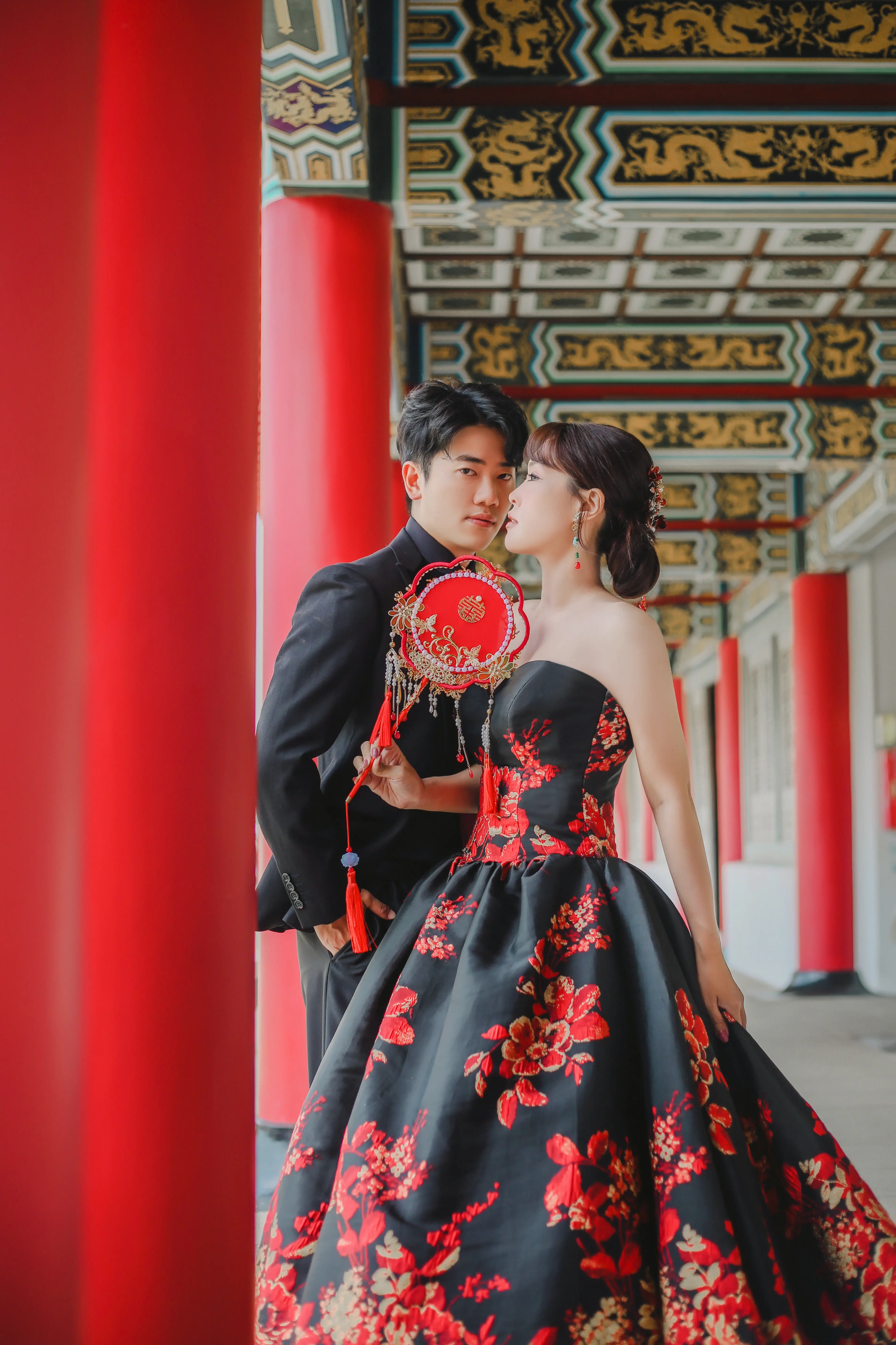 高雄中式婚紗攝影，紅色長廊婚紗作品，自然互動充滿浪漫感