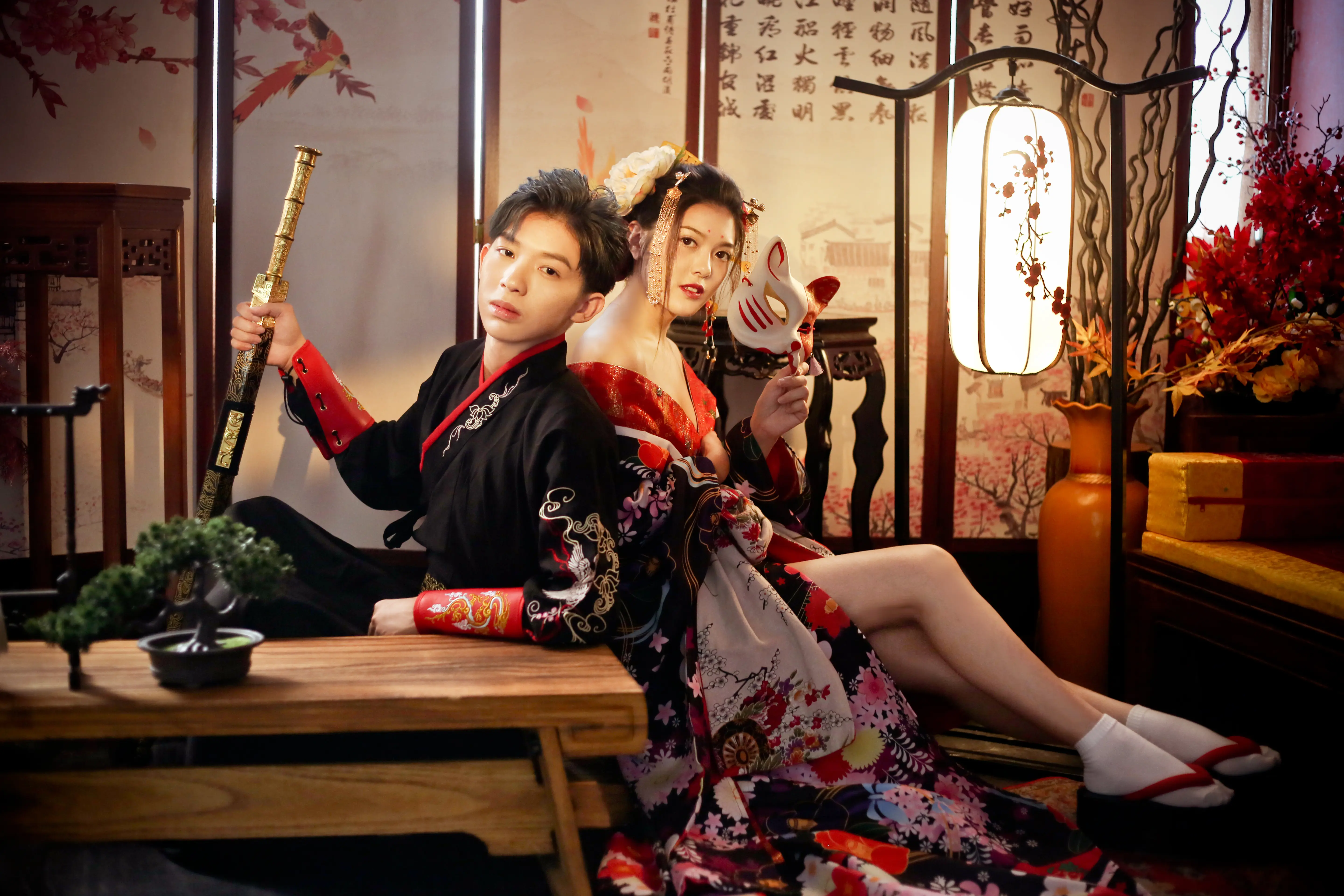 身穿華麗花魁風格服飾的新人在復古室內場景中自然互動